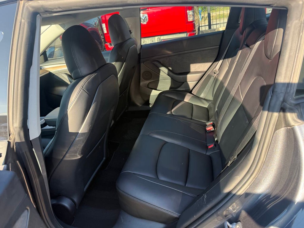 Tesla Model 3 Vehicle Full-screen Gallery Image 13