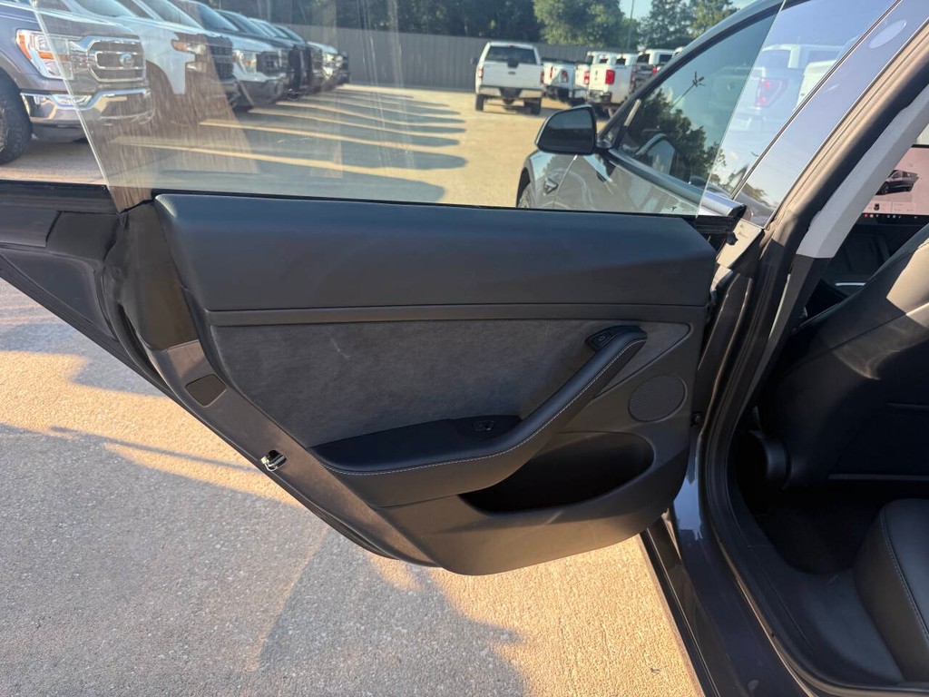 Tesla Model 3 Vehicle Full-screen Gallery Image 14