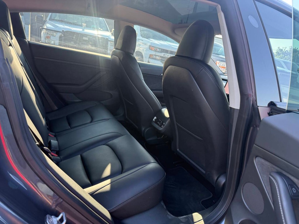 Tesla Model 3 Vehicle Full-screen Gallery Image 15