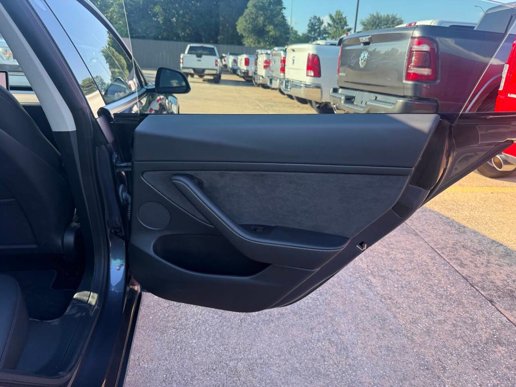 Tesla Model 3 Vehicle Full-screen Gallery Image 16