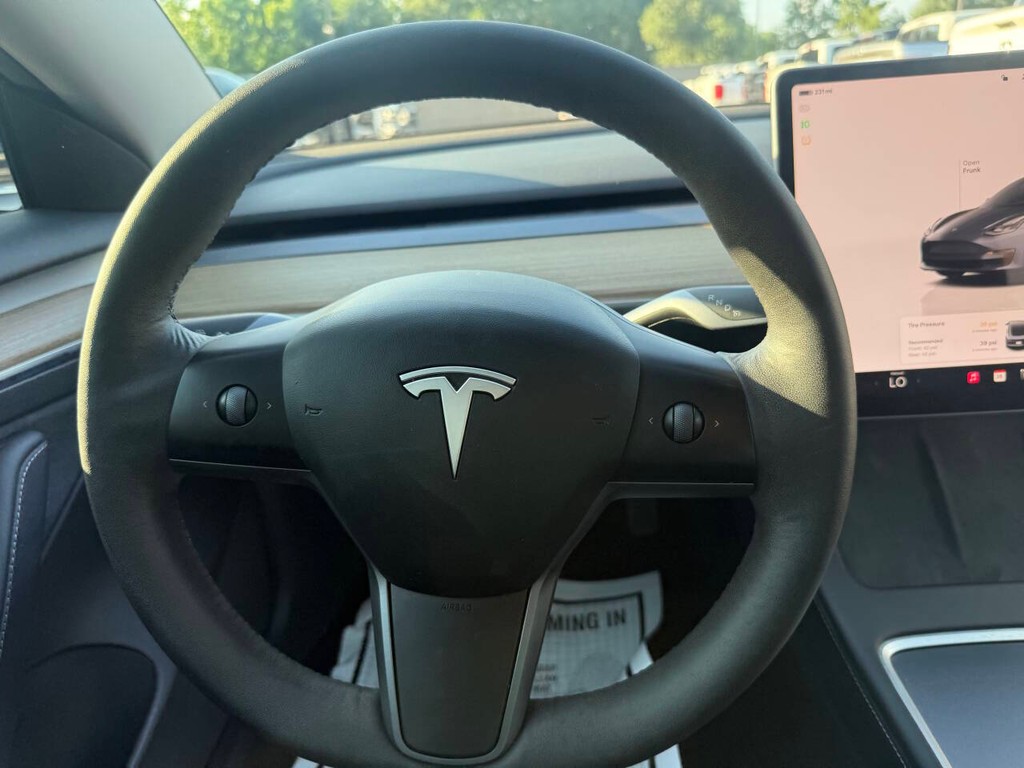 Tesla Model 3 Vehicle Full-screen Gallery Image 23