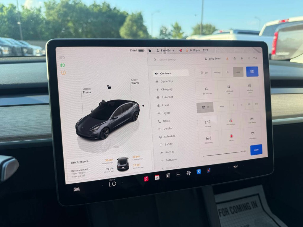 Tesla Model 3 Vehicle Full-screen Gallery Image 25