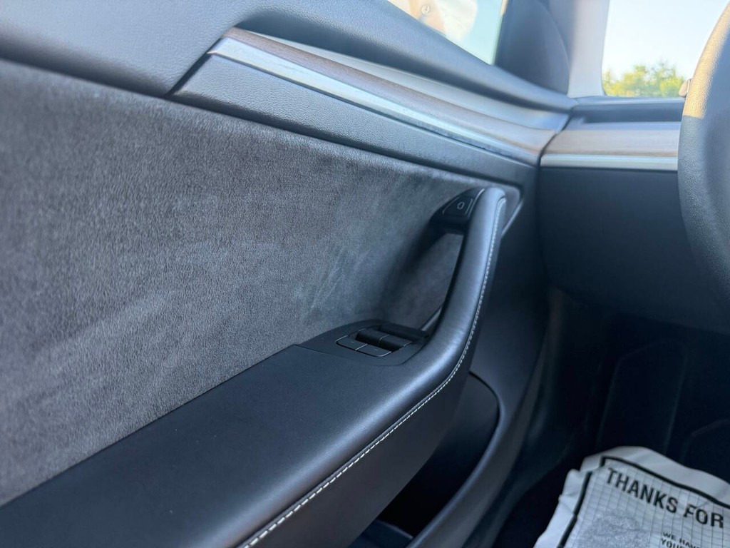 Tesla Model 3 Vehicle Full-screen Gallery Image 31