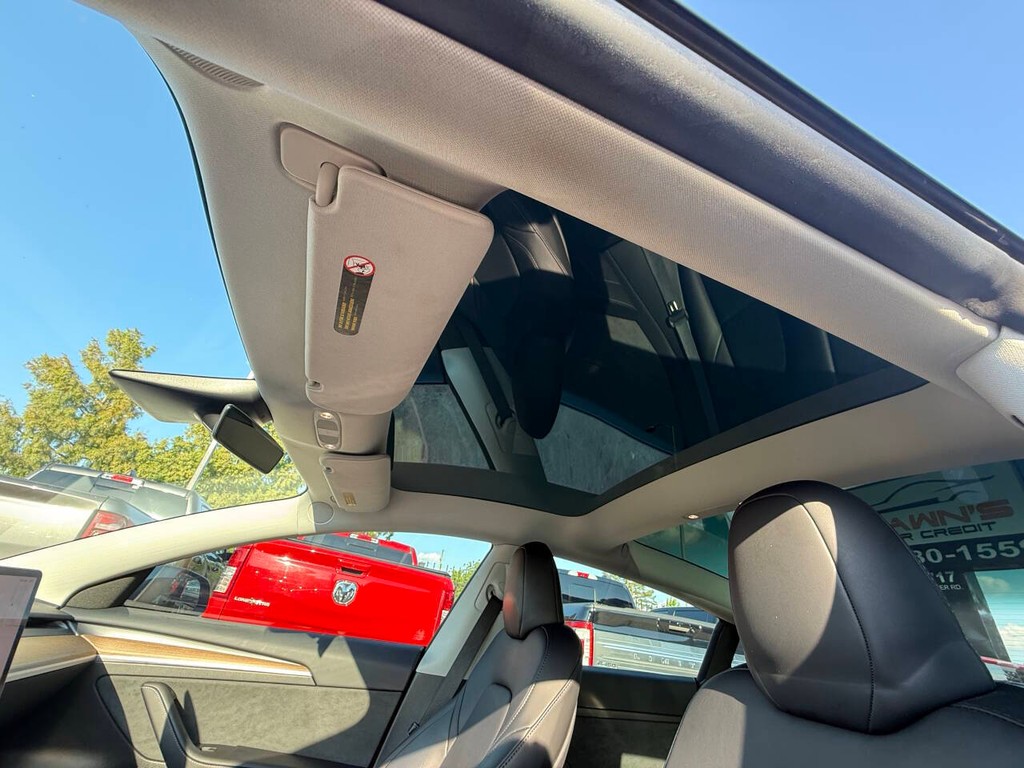 Tesla Model 3 Vehicle Full-screen Gallery Image 32