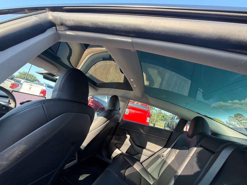Tesla Model 3 Vehicle Full-screen Gallery Image 33