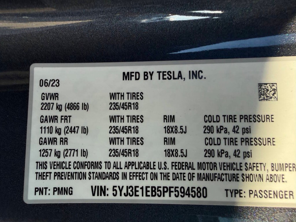 Tesla Model 3 Vehicle Full-screen Gallery Image 36