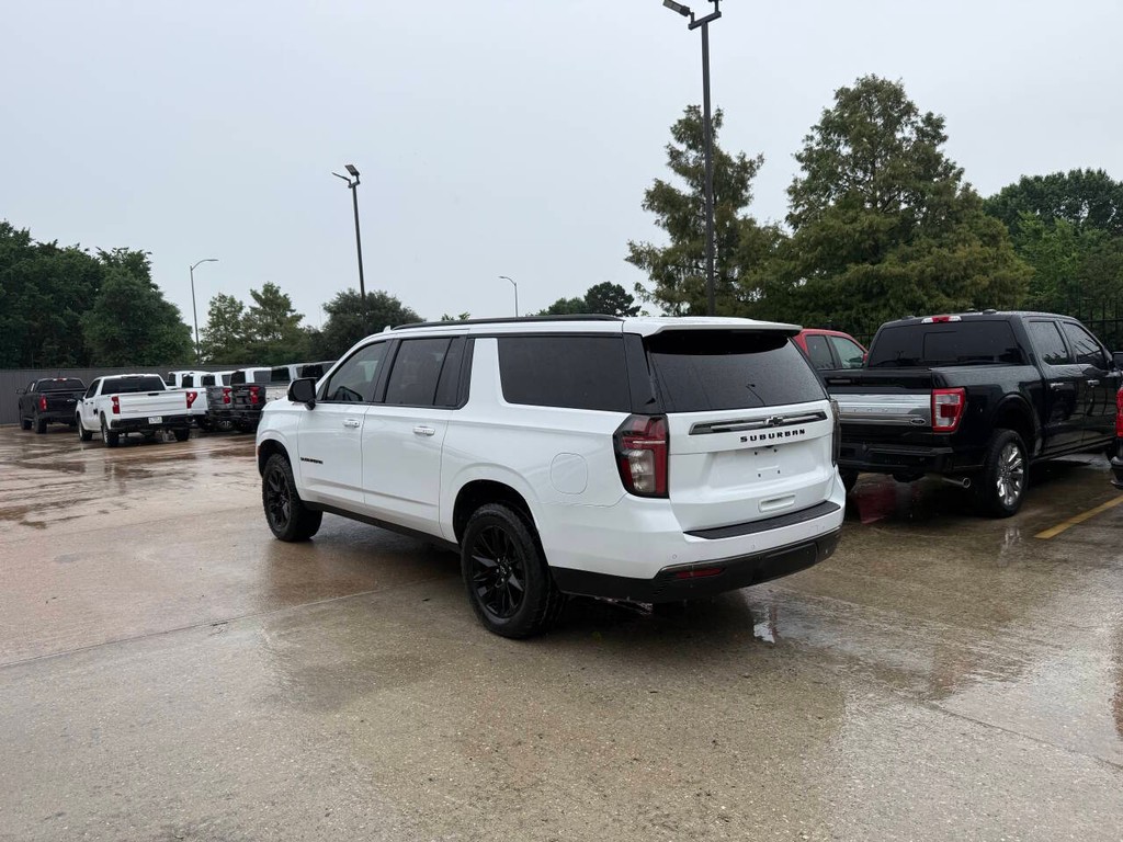 Chevrolet Suburban Vehicle Full-screen Gallery Image 04