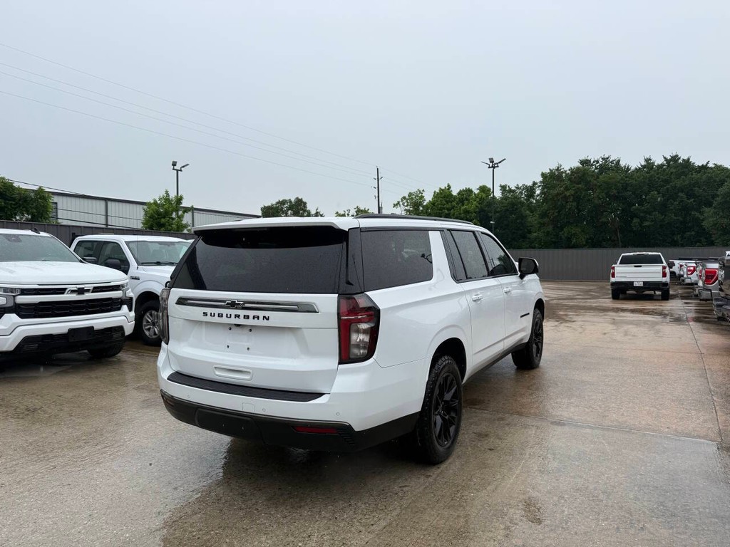 Chevrolet Suburban Vehicle Full-screen Gallery Image 05