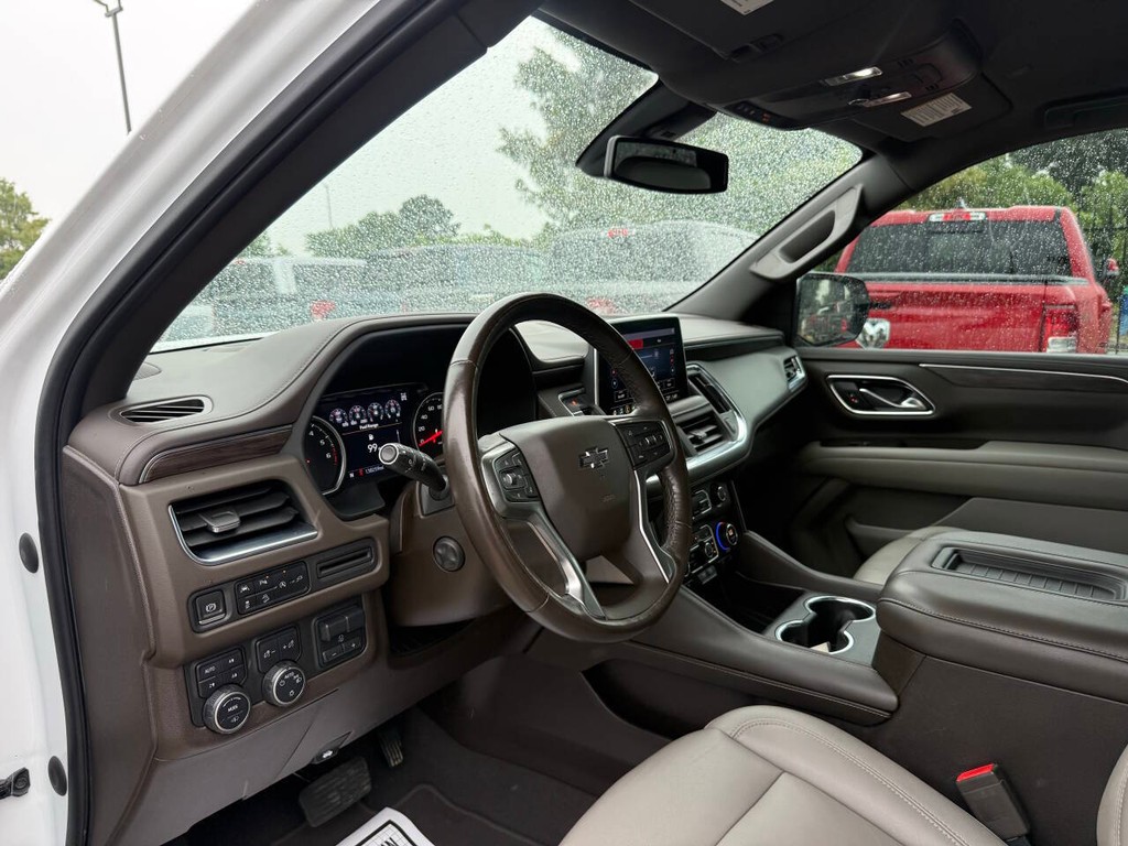 Chevrolet Suburban Vehicle Full-screen Gallery Image 06