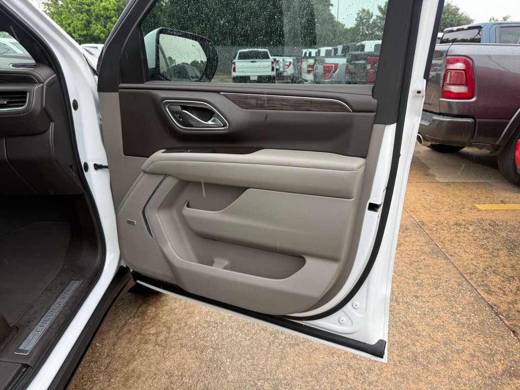 Chevrolet Suburban Vehicle Full-screen Gallery Image 11