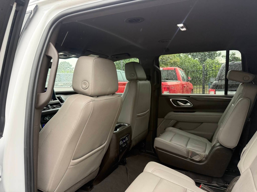 Chevrolet Suburban Vehicle Full-screen Gallery Image 12