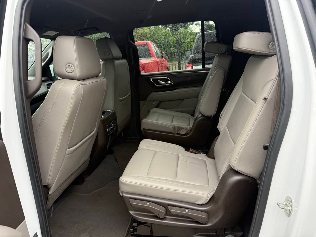 Chevrolet Suburban Vehicle Full-screen Gallery Image 13