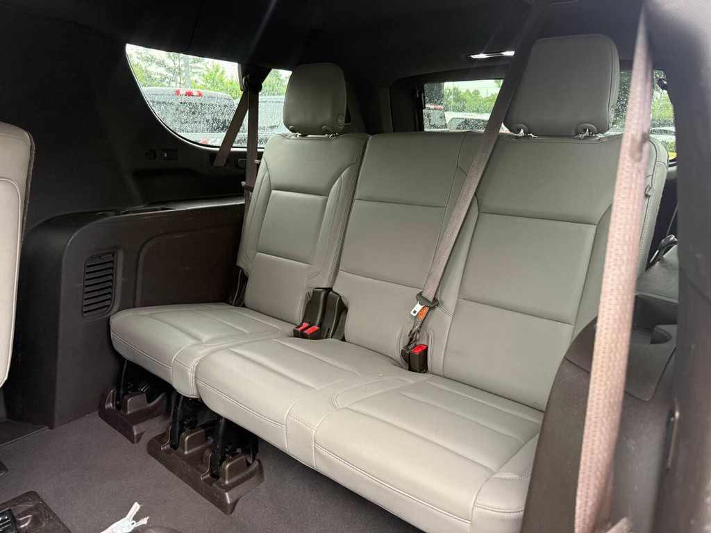 Chevrolet Suburban Vehicle Full-screen Gallery Image 14