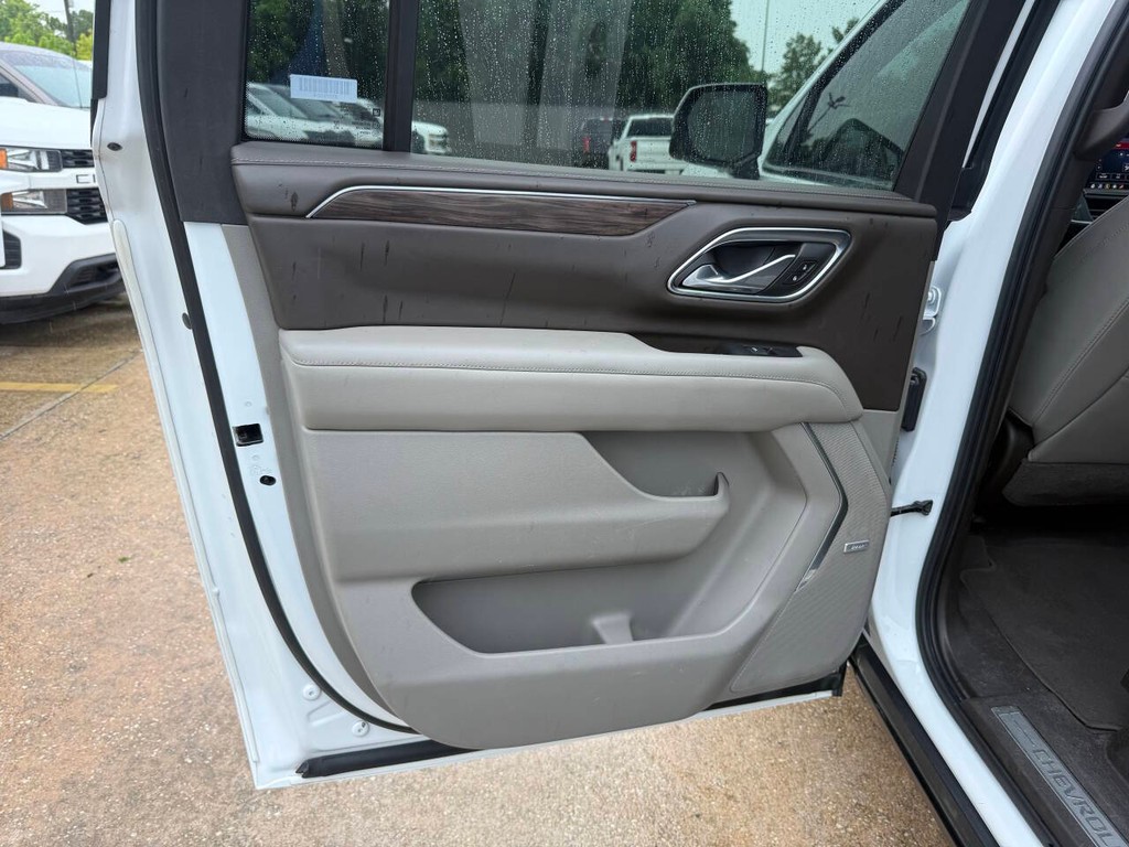 Chevrolet Suburban Vehicle Full-screen Gallery Image 15