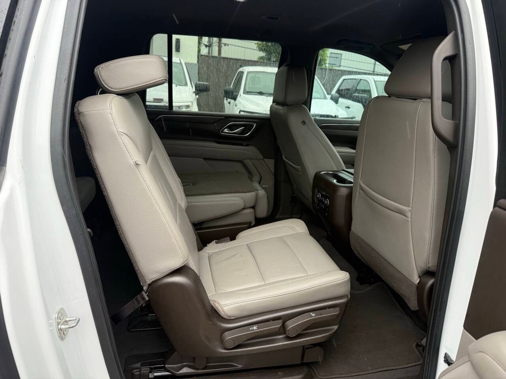 Chevrolet Suburban Vehicle Full-screen Gallery Image 16