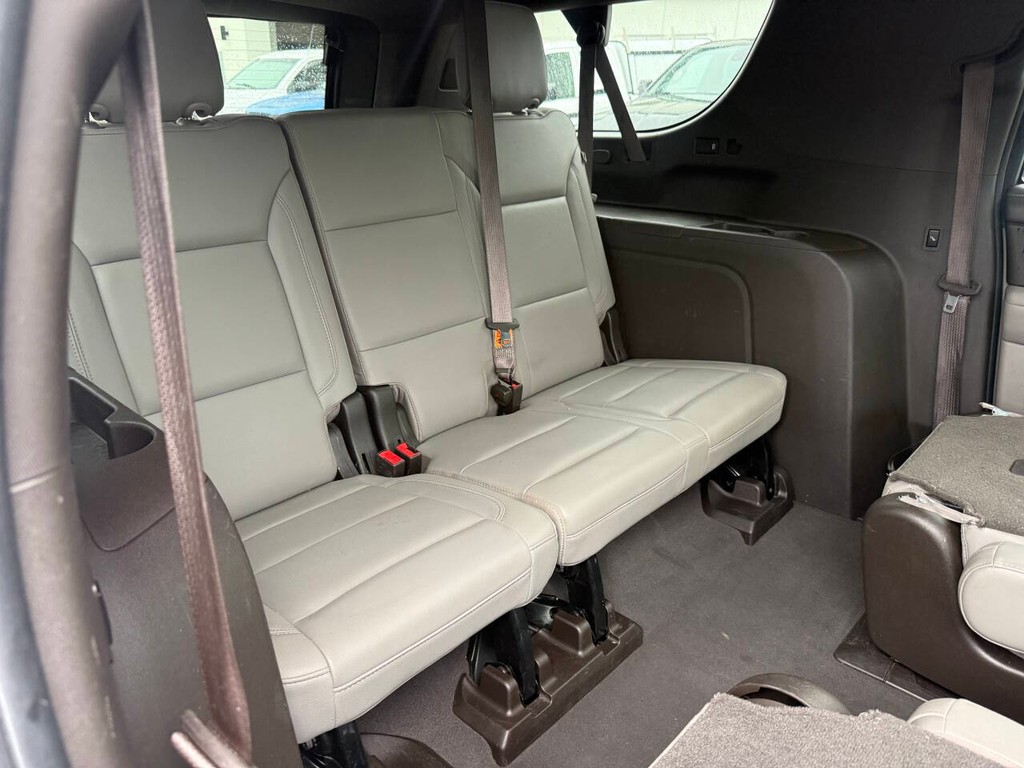 Chevrolet Suburban Vehicle Full-screen Gallery Image 17