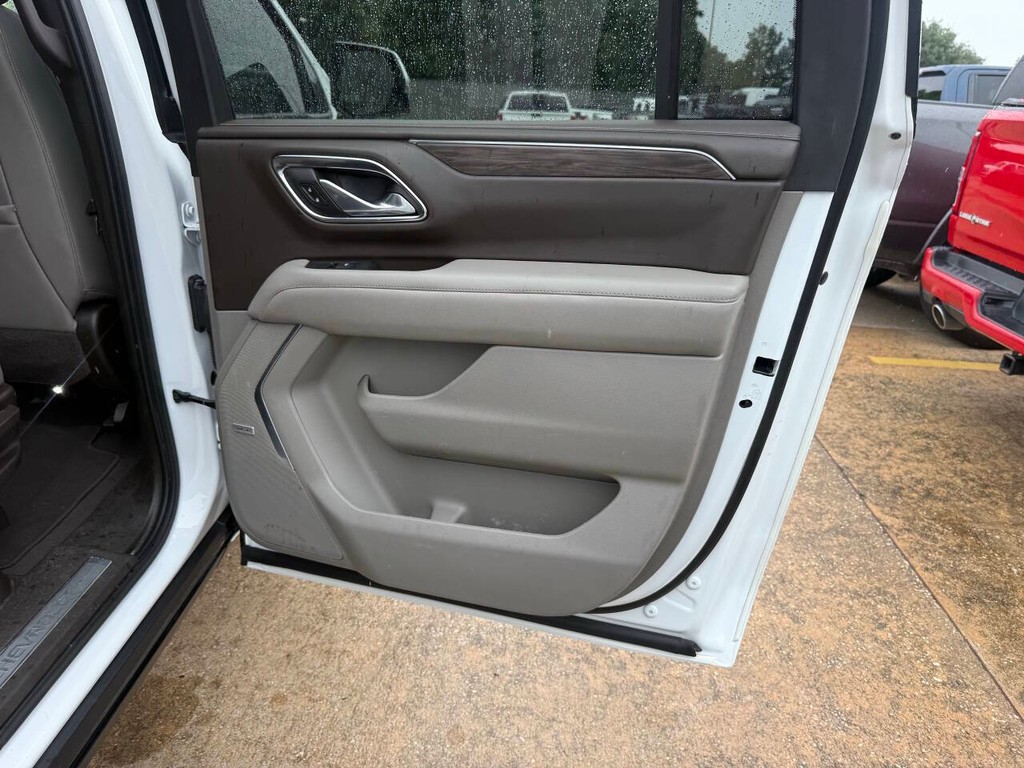 Chevrolet Suburban Vehicle Full-screen Gallery Image 18