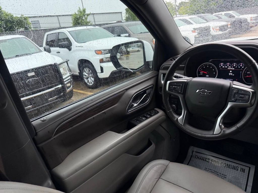 Chevrolet Suburban Vehicle Full-screen Gallery Image 21