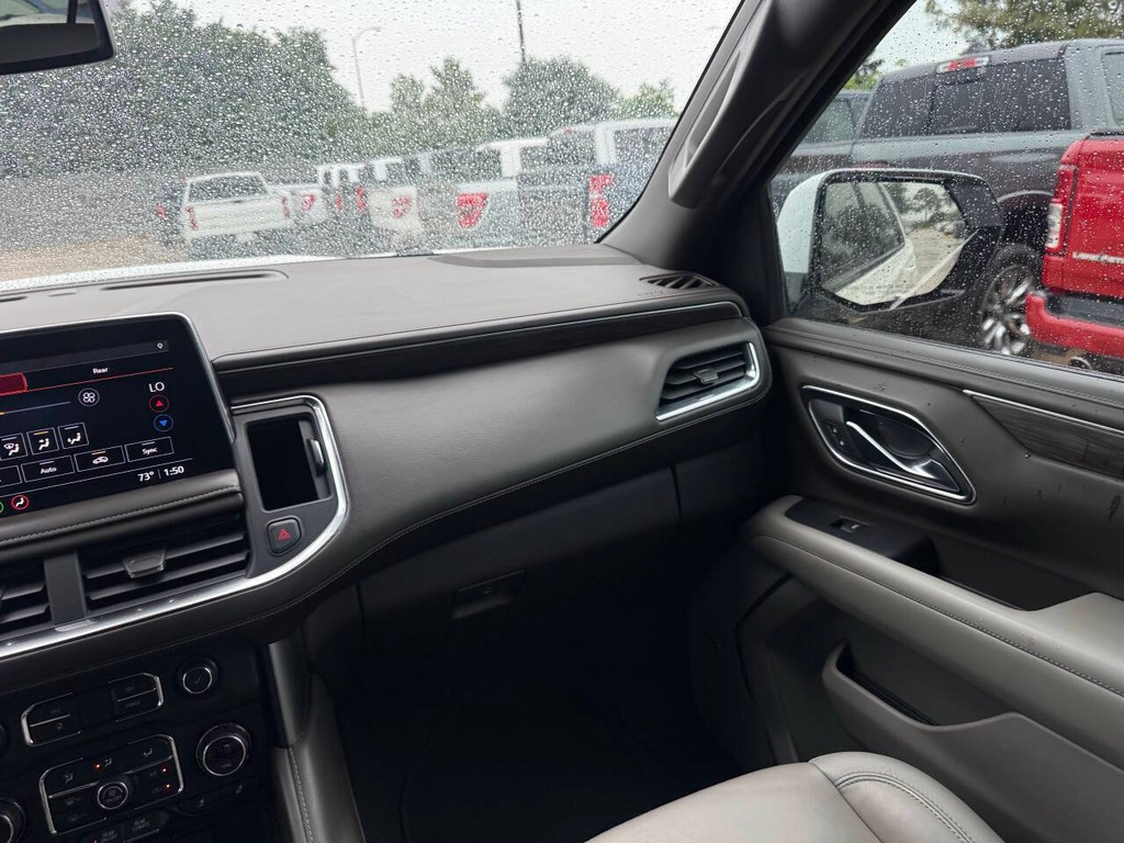 Chevrolet Suburban Vehicle Full-screen Gallery Image 22