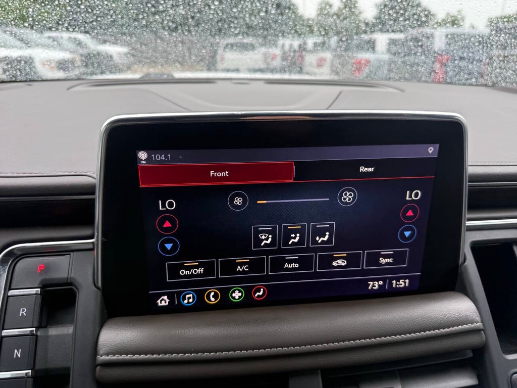 Chevrolet Suburban Vehicle Full-screen Gallery Image 27
