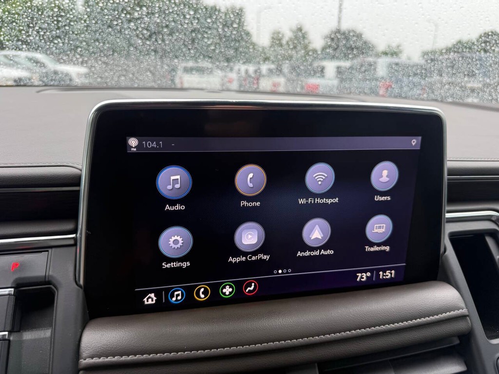 Chevrolet Suburban Vehicle Full-screen Gallery Image 29
