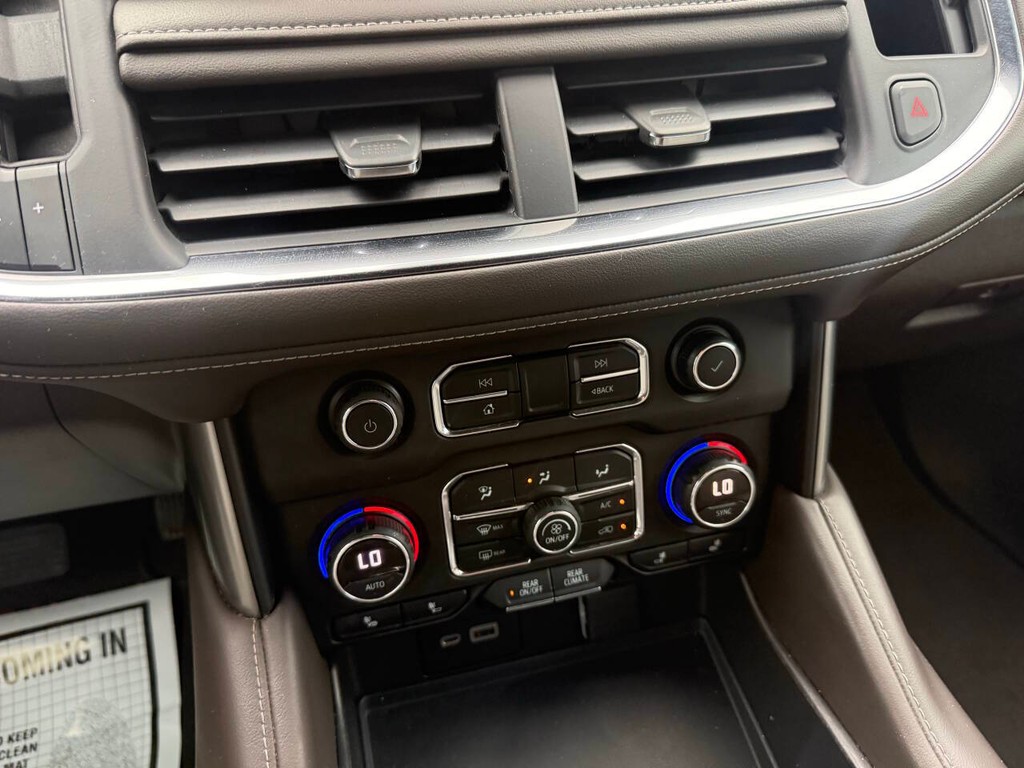 Chevrolet Suburban Vehicle Full-screen Gallery Image 30