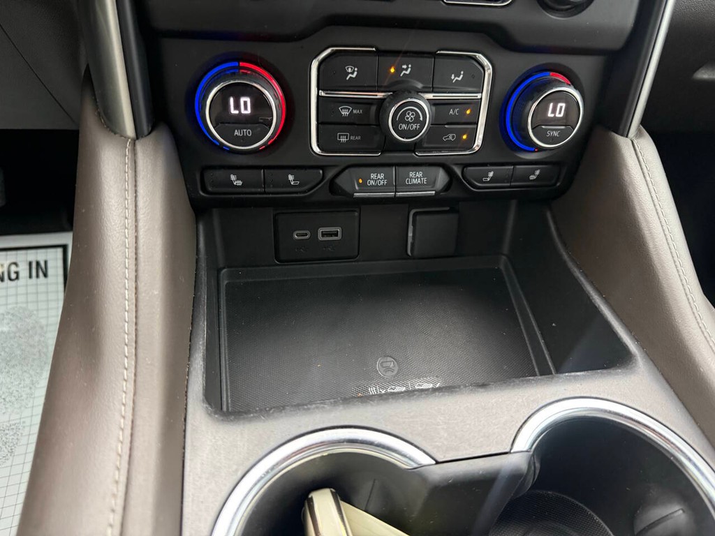 Chevrolet Suburban Vehicle Full-screen Gallery Image 31