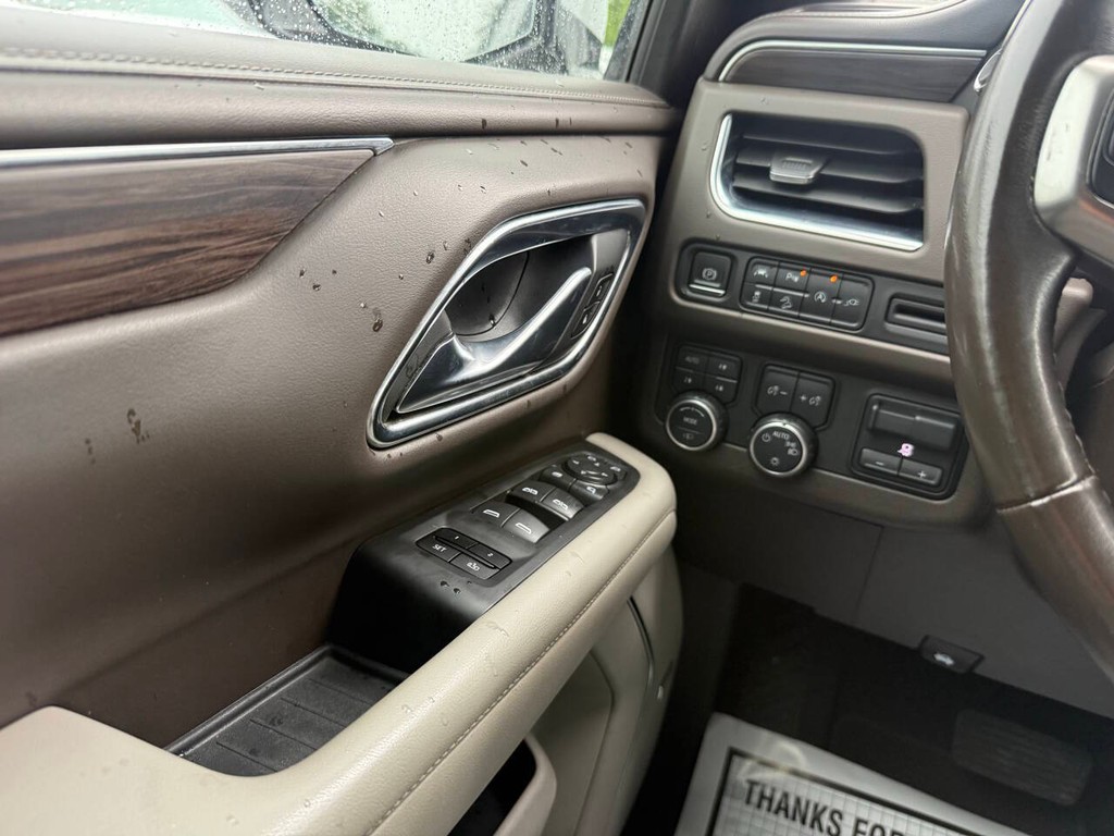 Chevrolet Suburban Vehicle Full-screen Gallery Image 33