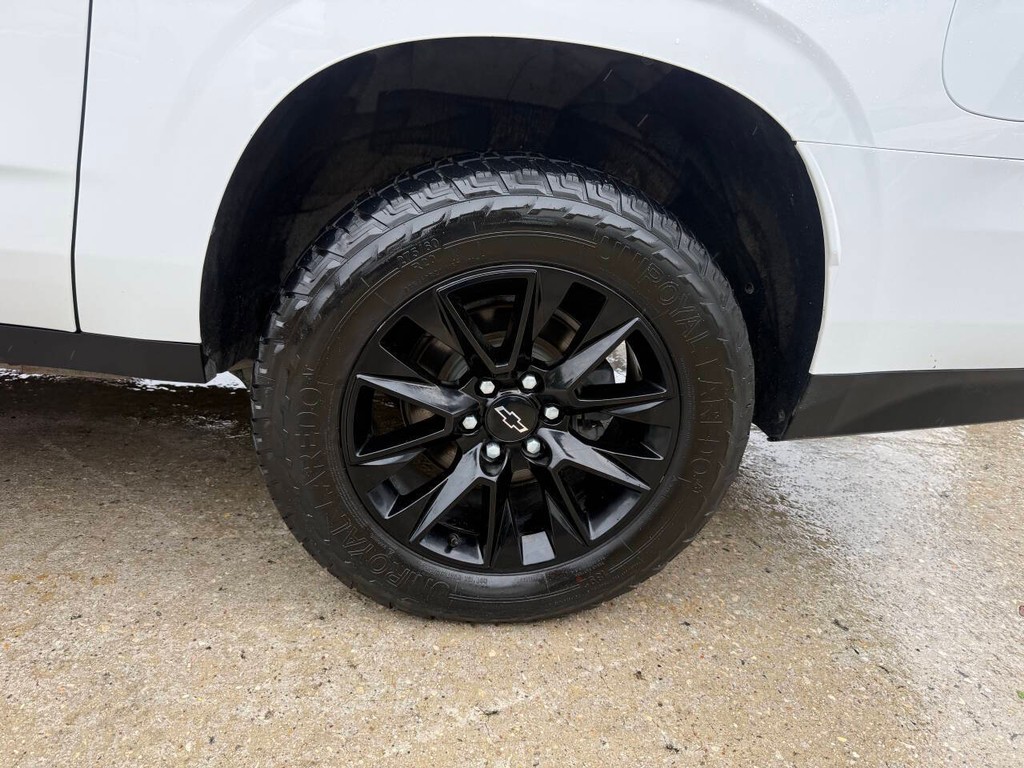 Chevrolet Suburban Vehicle Full-screen Gallery Image 39