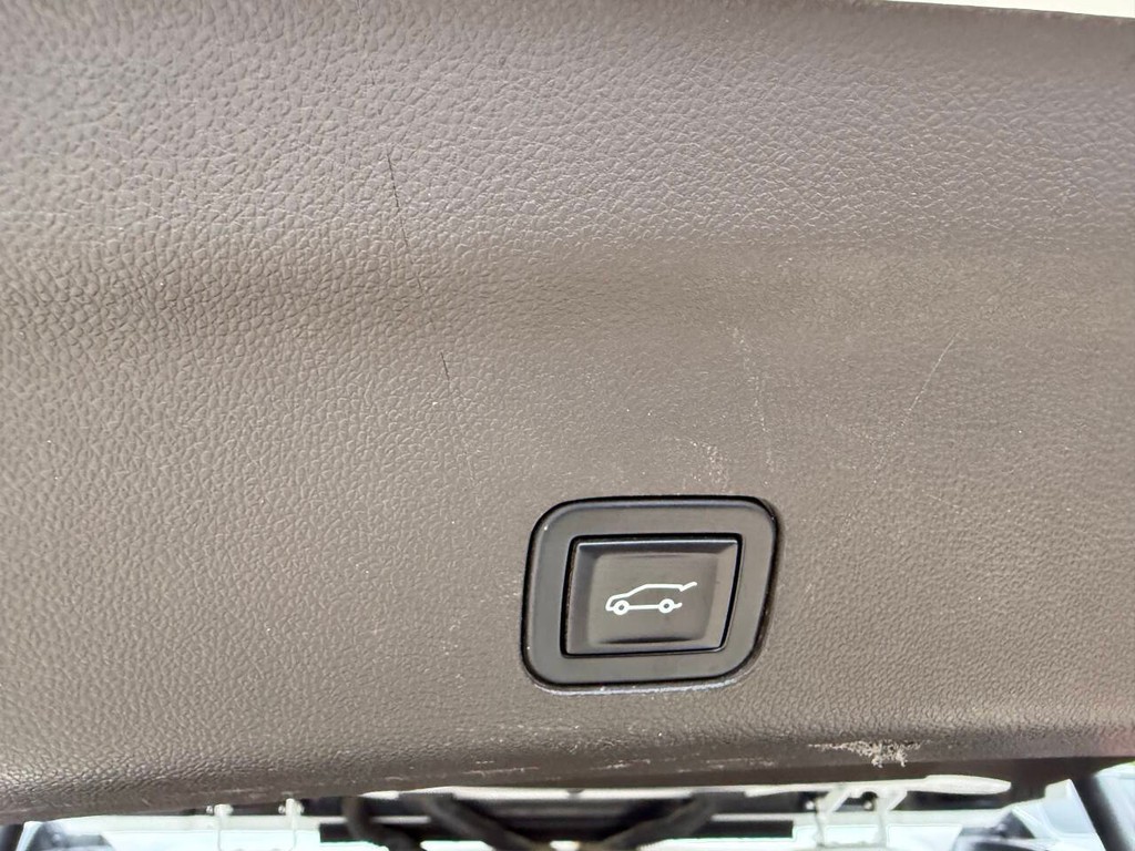 Chevrolet Suburban Vehicle Full-screen Gallery Image 41