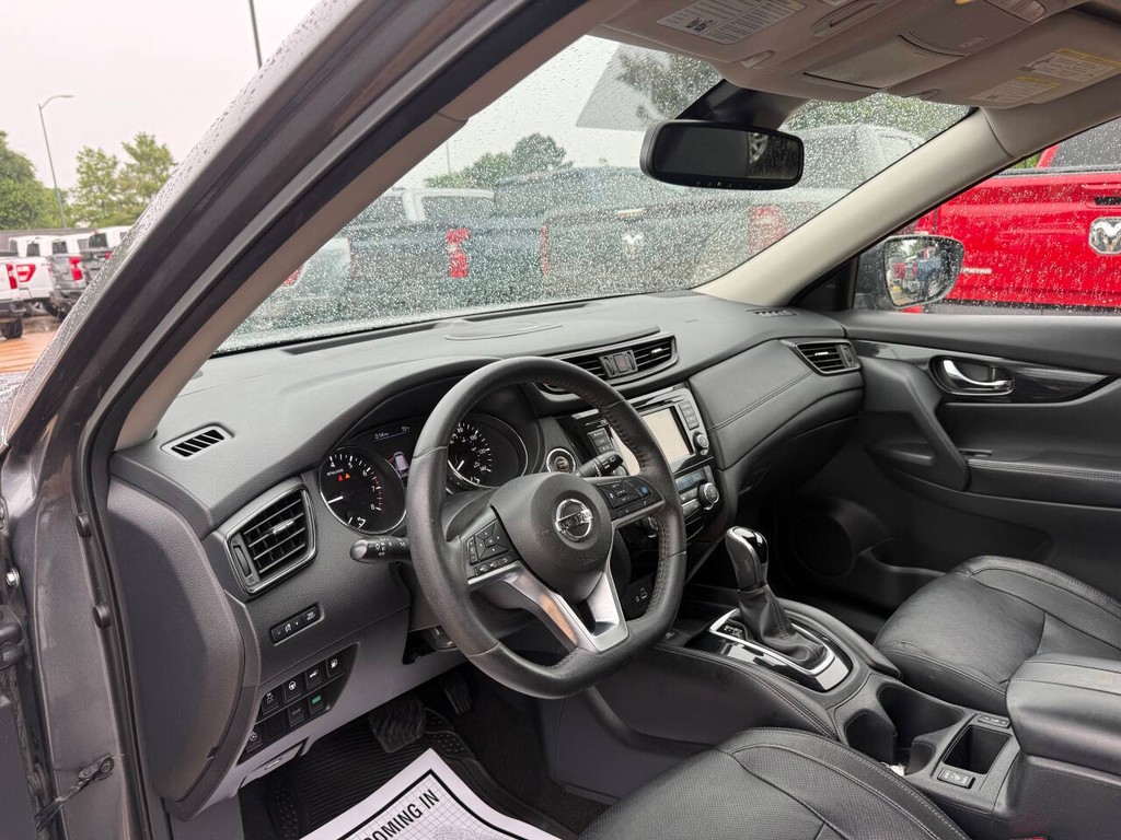 Nissan Rogue Vehicle Full-screen Gallery Image 06