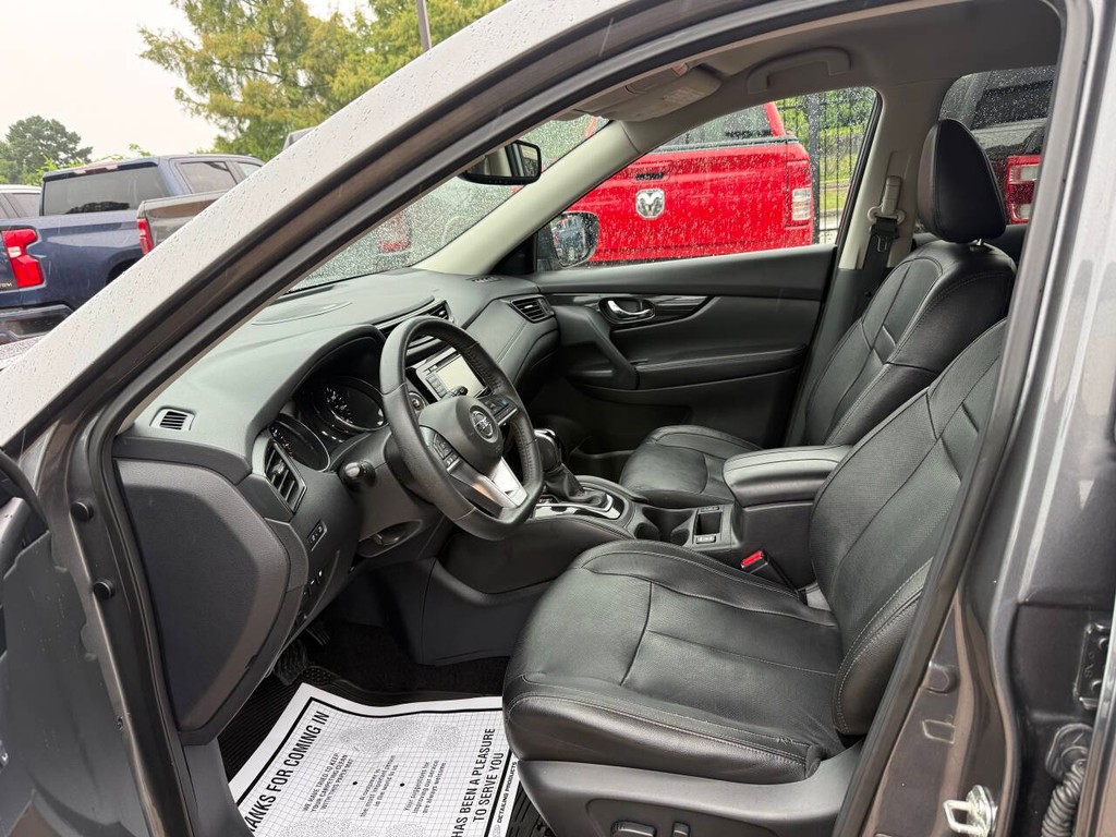 Nissan Rogue Vehicle Full-screen Gallery Image 07