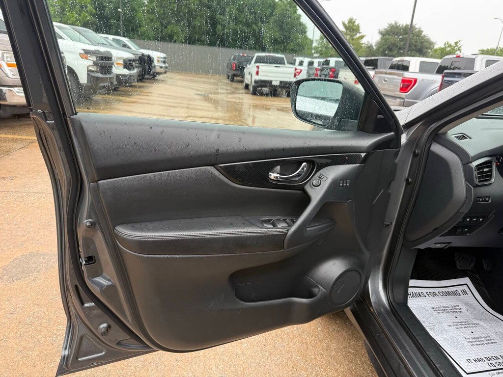 Nissan Rogue Vehicle Full-screen Gallery Image 08