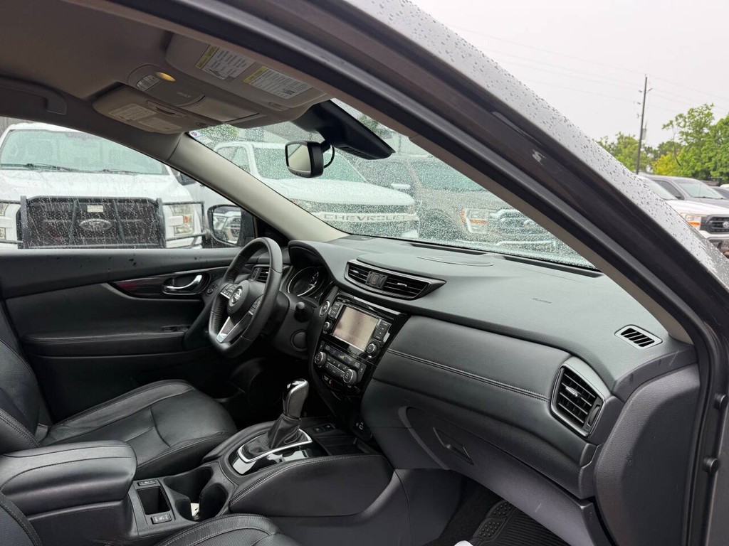 Nissan Rogue Vehicle Full-screen Gallery Image 09