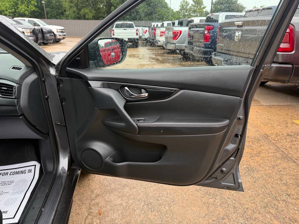 Nissan Rogue Vehicle Full-screen Gallery Image 11