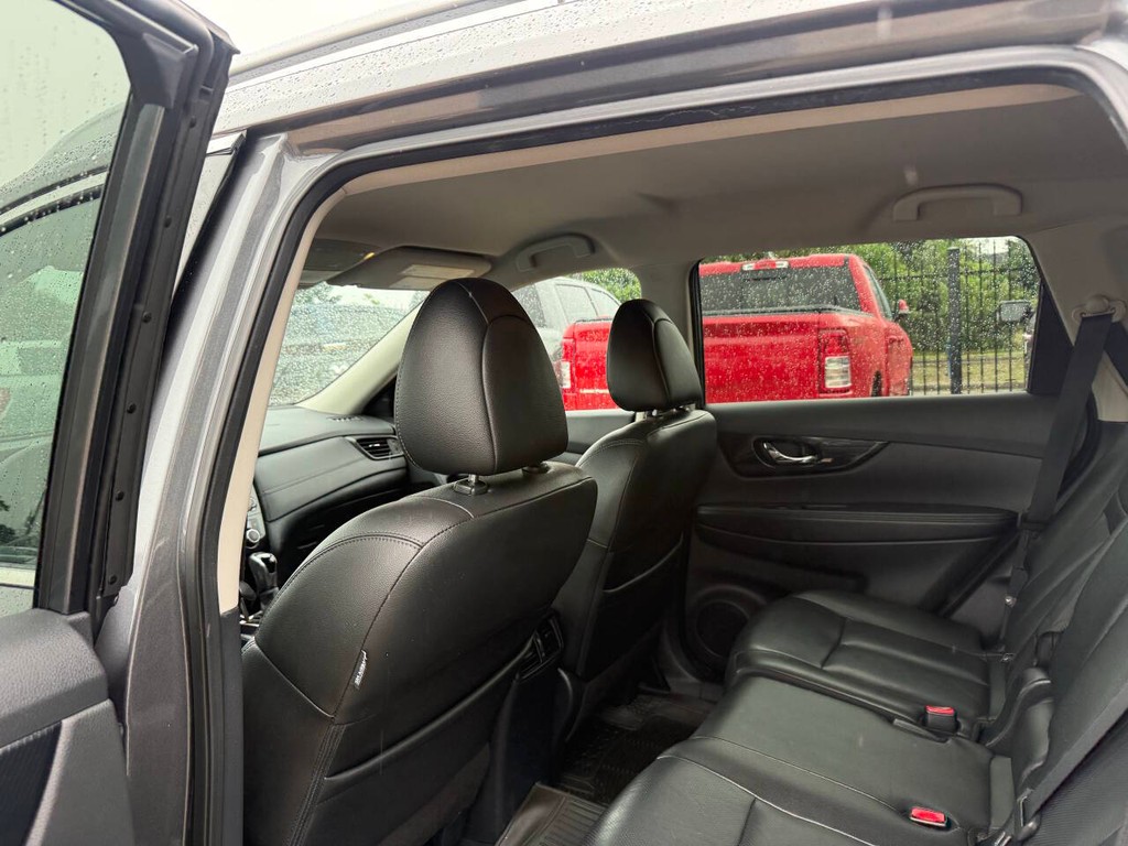 Nissan Rogue Vehicle Full-screen Gallery Image 12