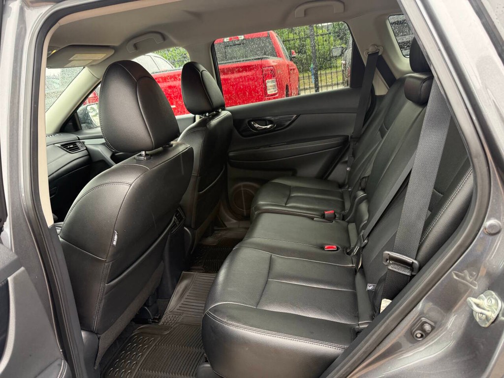 Nissan Rogue Vehicle Full-screen Gallery Image 13