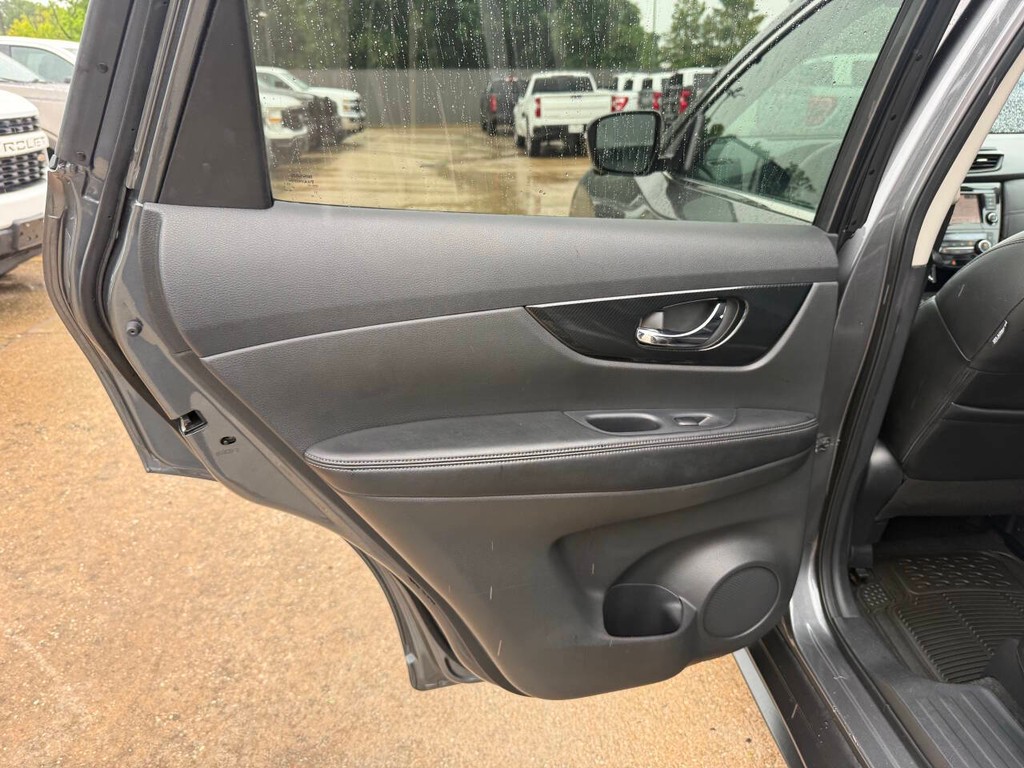 Nissan Rogue Vehicle Full-screen Gallery Image 14