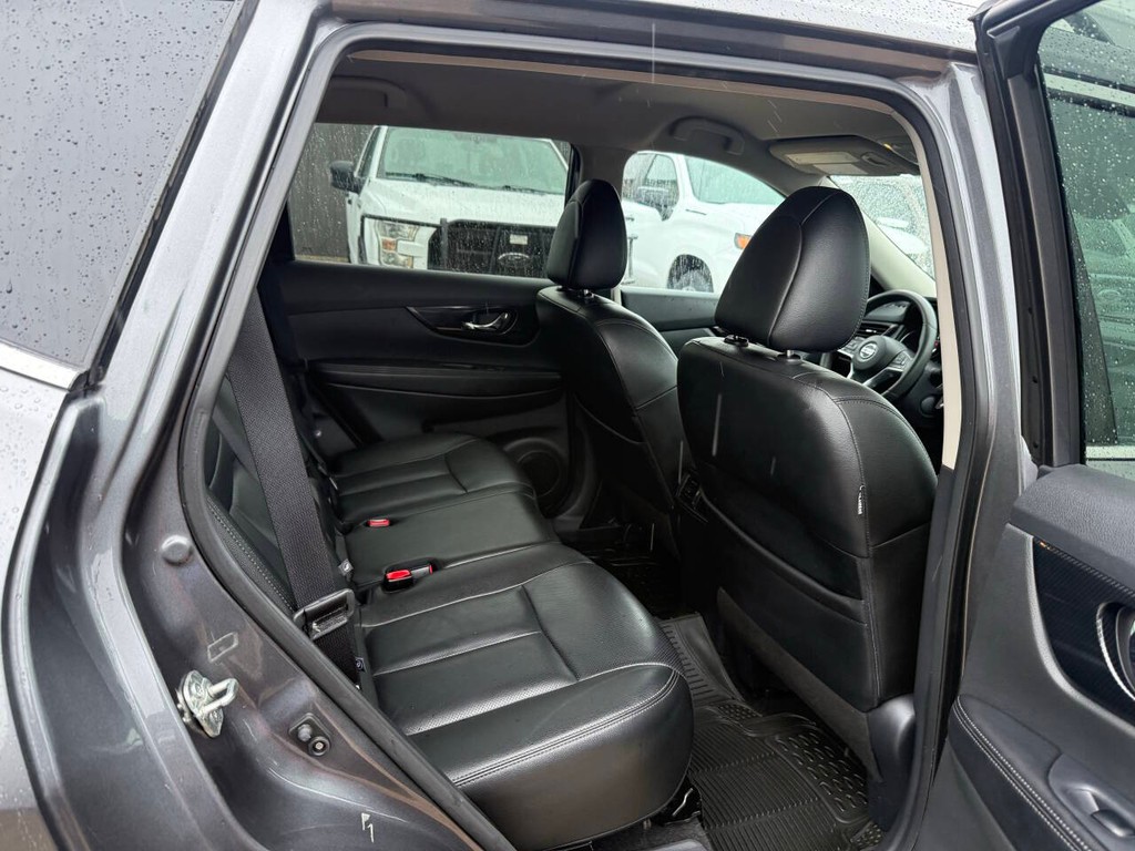 Nissan Rogue Vehicle Full-screen Gallery Image 15