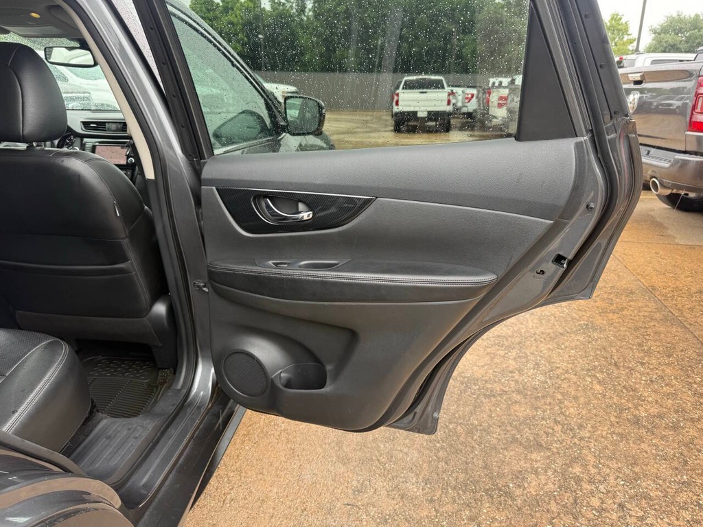 Nissan Rogue Vehicle Full-screen Gallery Image 16