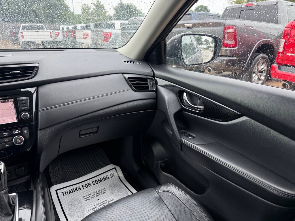 Nissan Rogue Vehicle Full-screen Gallery Image 20