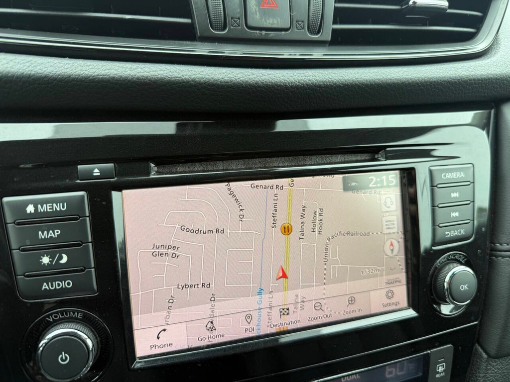 Nissan Rogue Vehicle Full-screen Gallery Image 25