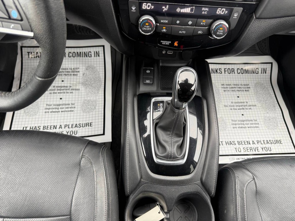 Nissan Rogue Vehicle Full-screen Gallery Image 29