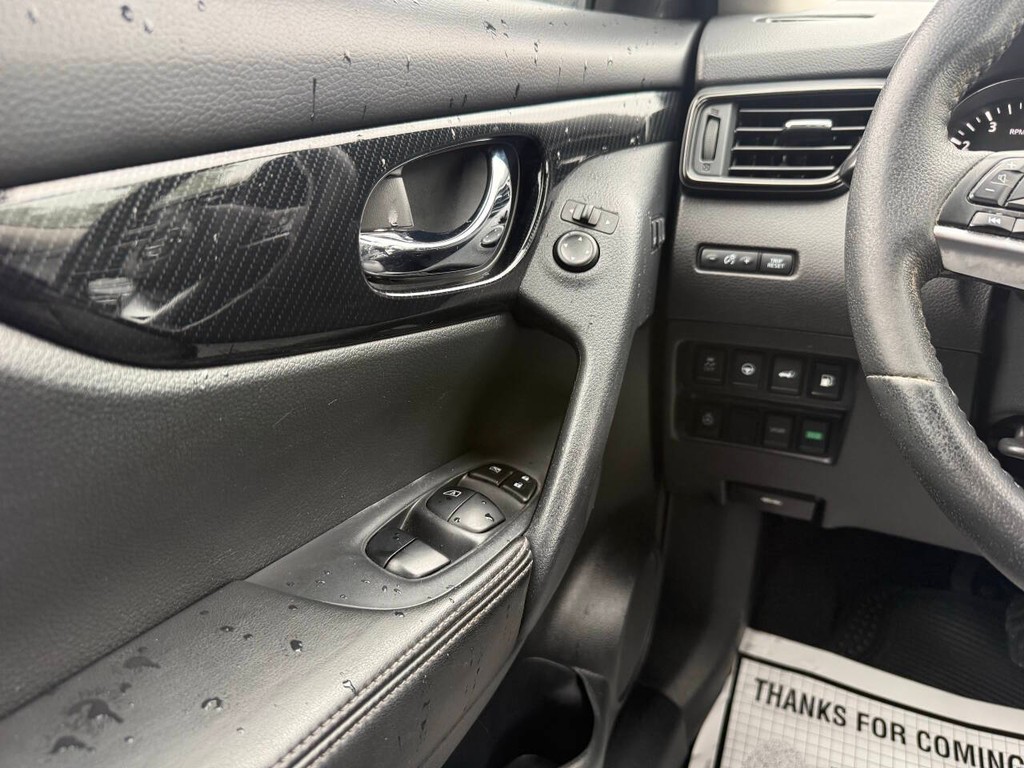 Nissan Rogue Vehicle Full-screen Gallery Image 30