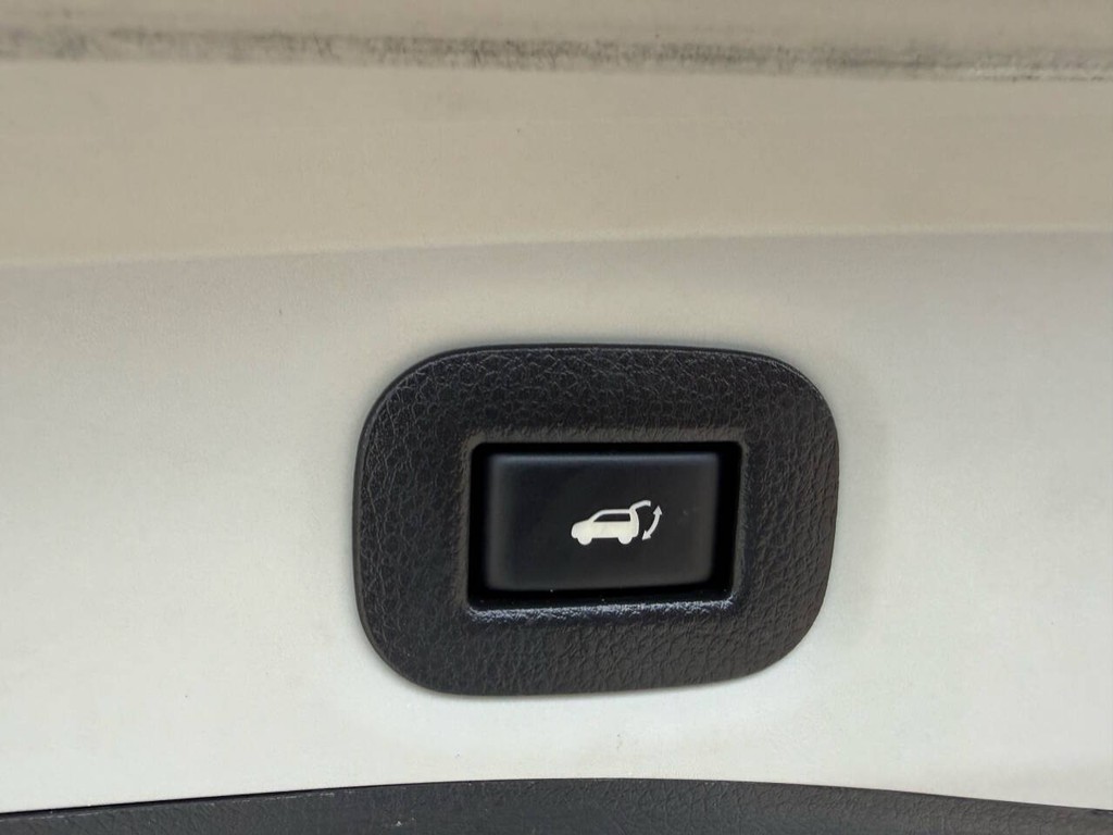 Nissan Rogue Vehicle Full-screen Gallery Image 37
