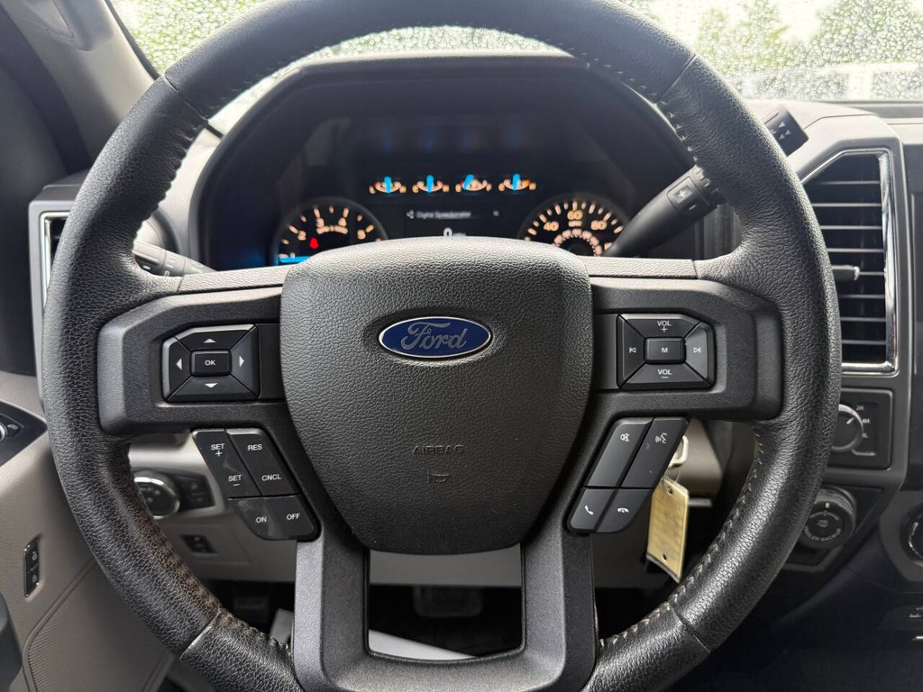 Ford F-150 Vehicle Full-screen Gallery Image 23