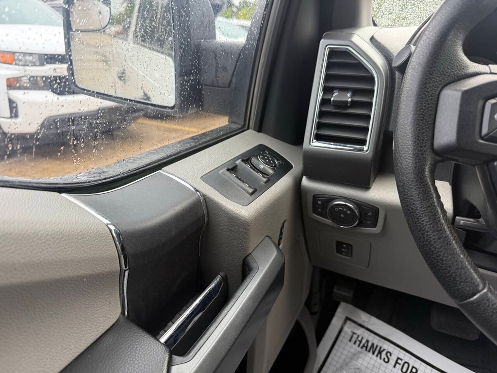 Ford F-150 Vehicle Full-screen Gallery Image 30