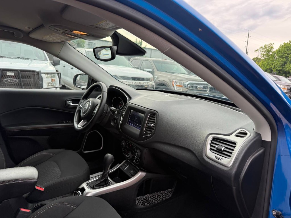 Jeep Compass Vehicle Full-screen Gallery Image 09