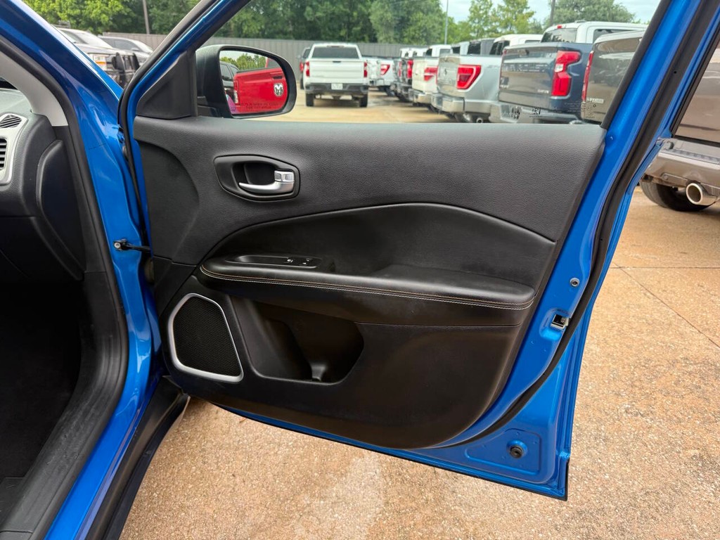 Jeep Compass Vehicle Full-screen Gallery Image 11