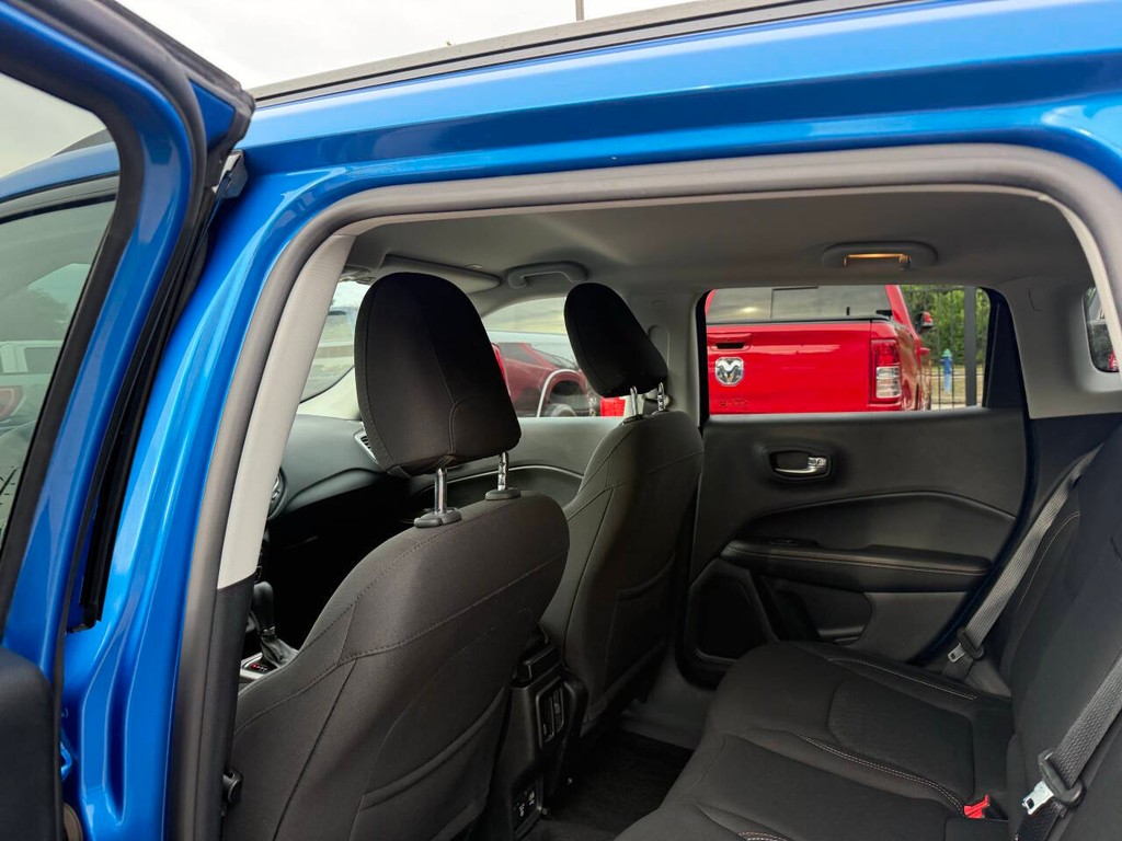 Jeep Compass Vehicle Full-screen Gallery Image 12